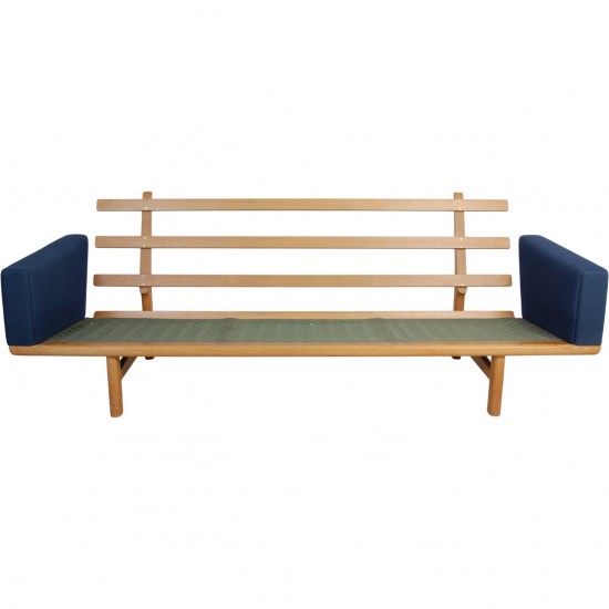 Hans Wegner GE236 3-personers sofa i blåt stof og eg