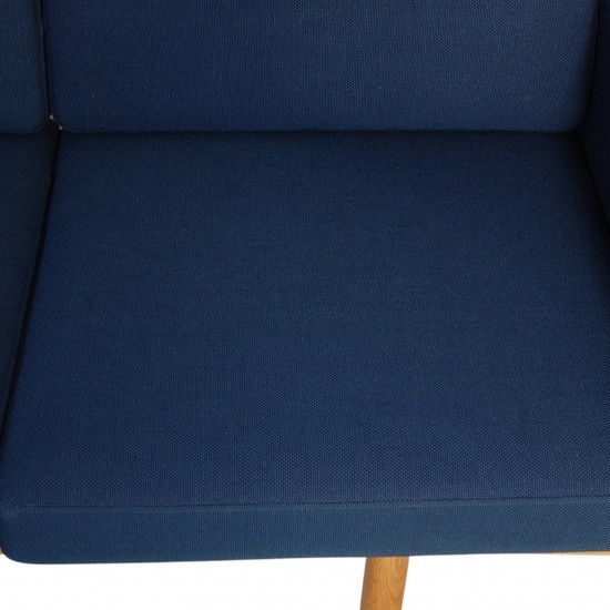 Hans Wegner GE236 3-personers sofa i blåt stof og eg