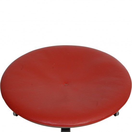 Poul Kjærholm PK33 skammel i rødt læder 1999