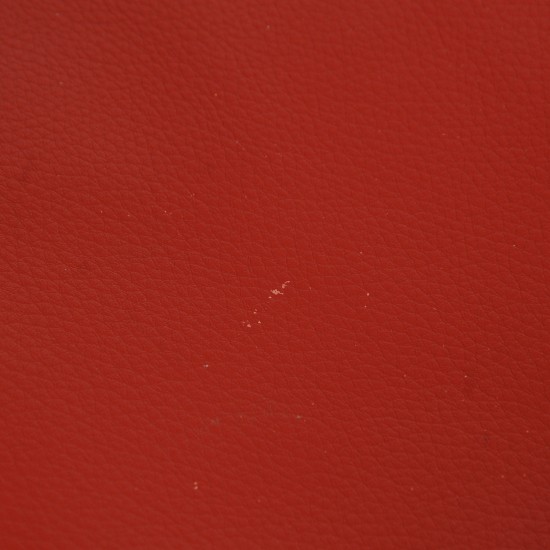 Poul Kjærholm PK33 skammel i rødt læder 1999