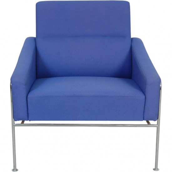 Arne Jacobsen 3301 loungestol i blåt stof 1997
