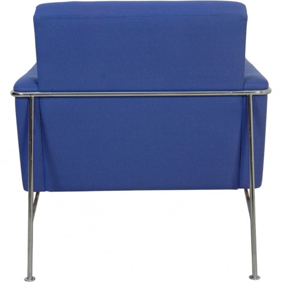 Arne Jacobsen 3301 loungestol i blåt stof 1997