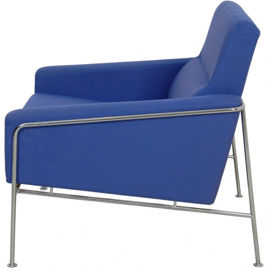 Arne Jacobsen 3301 loungestol i blåt stof 1997