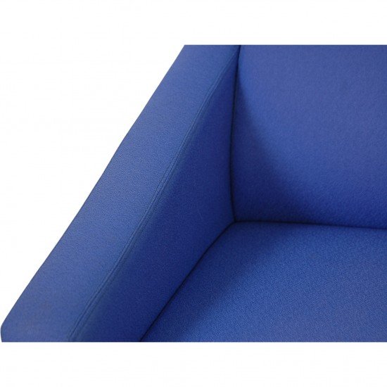 Arne Jacobsen 3301 loungestol i blåt stof 1997