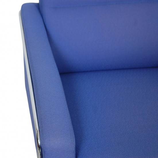Arne Jacobsen 3301 loungestol i blåt stof 1997