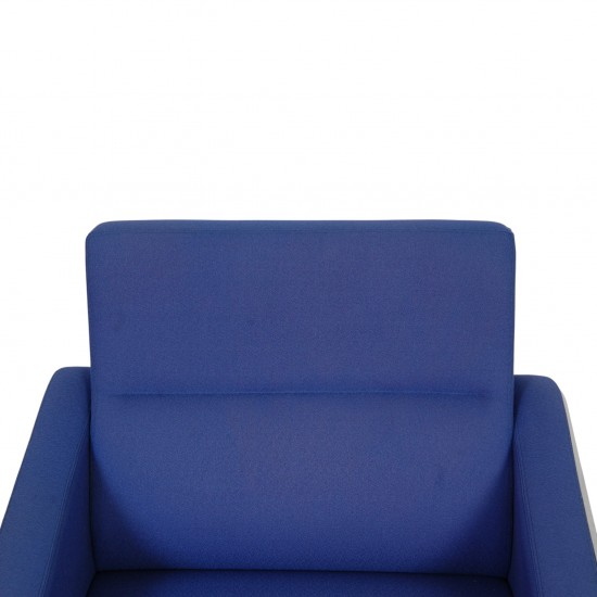 Arne Jacobsen 3301 loungestol i blåt stof 1997