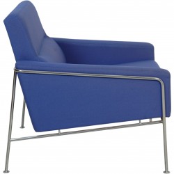Arne Jacobsen 3301 loungestol i blåt stof 1997