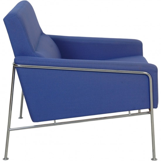Arne Jacobsen 3301 loungestol i blåt stof 1997