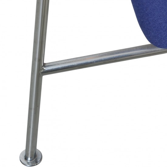 Arne Jacobsen 3301 loungestol i blåt stof 1997