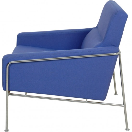 Arne Jacobsen 3301 loungestol i blåt stof 1997