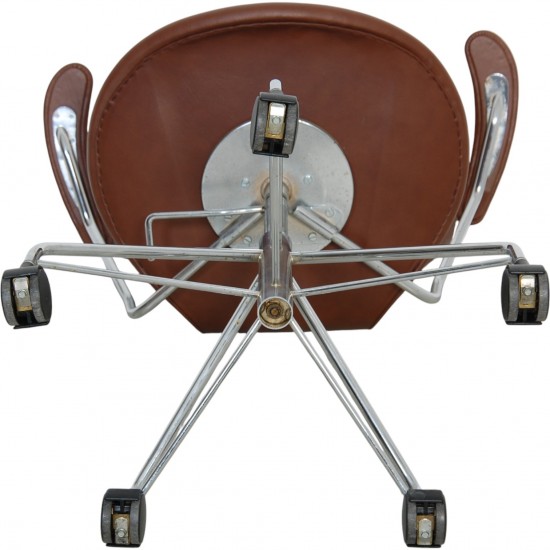 Arne Jacobsen 3217 kontorstol nybetrukket i mokka classic læder 1990'erne