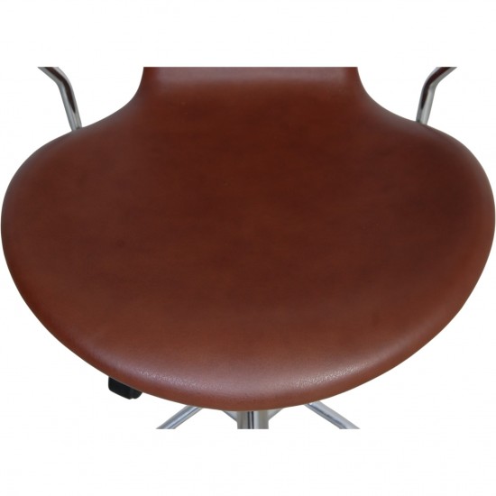 Arne Jacobsen 3217 kontorstol nybetrukket i mokka classic læder 1990'erne