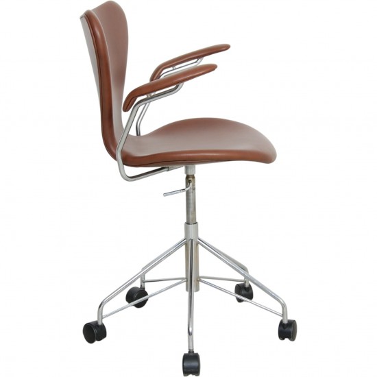 Arne Jacobsen 3217 kontorstol nybetrukket i mokka classic læder 1990'erne