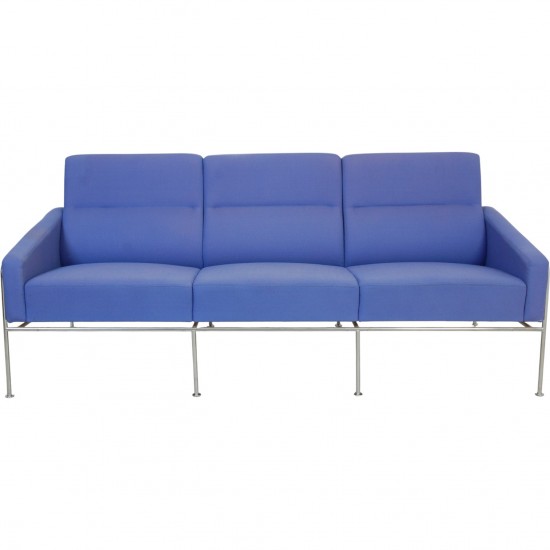 Arne Jacobsen 3303 3-personers sofa i blåt stof 1997