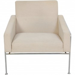 Arne Jacobsen 3301 airport lounge chair in light fabric