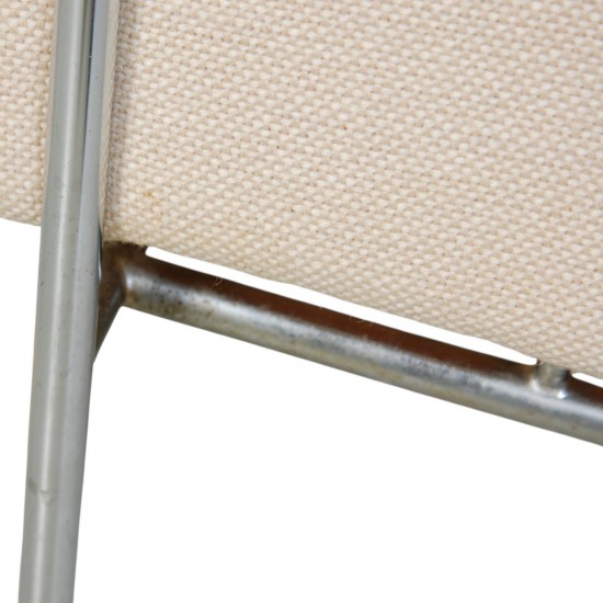 Arne Jacobsen 3301 lufthavnsstol i lyst stof
