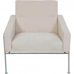 Arne Jacobsen 3301 airport lounge chair in light fabric