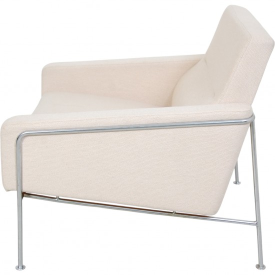 Arne Jacobsen 3301 lufthavnsstol i lyst stof