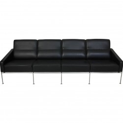Arne Jacobsen 3304 4.personers lufthavnssofa i sort læder
