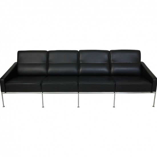 Arne Jacobsen 3304 4.personers lufthavnssofa i sort læder
