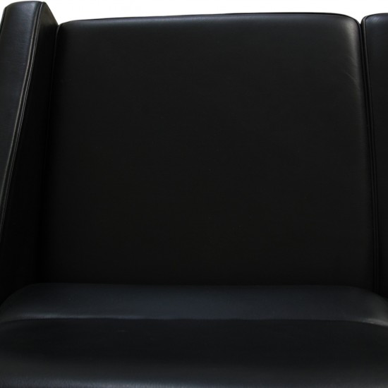 Arne Jacobsen 3304 4.personers lufthavnssofa i sort læder