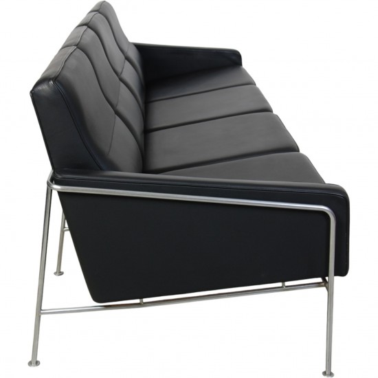 Arne Jacobsen 3304 4.personers lufthavnssofa i sort læder