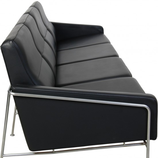 Arne Jacobsen 3304 4.personers lufthavnssofa i sort læder