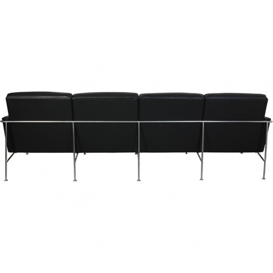 Arne Jacobsen 3304 4.personers lufthavnssofa i sort læder