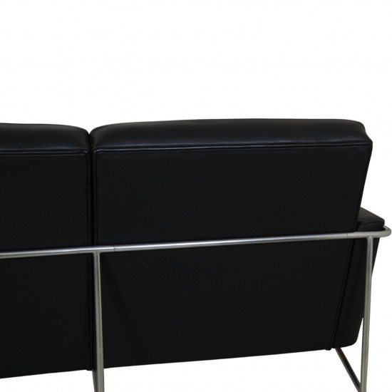 Arne Jacobsen 3304 4.personers lufthavnssofa i sort læder