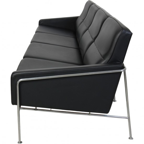 Arne Jacobsen 3304 4.personers lufthavnssofa i sort læder