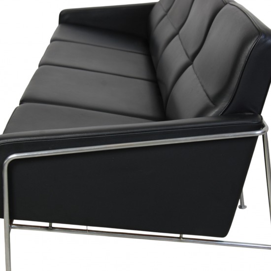 Arne Jacobsen 3304 4.personers lufthavnssofa i sort læder