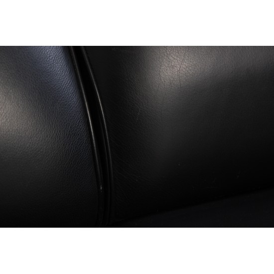 Arne Jacobsen 3304 4.personers lufthavnssofa i sort læder