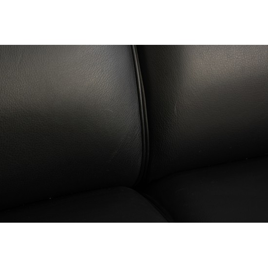 Arne Jacobsen 3304 4.personers lufthavnssofa i sort læder
