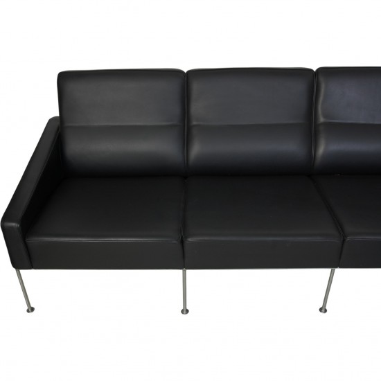 Arne Jacobsen 3304 4.personers lufthavnssofa i sort læder