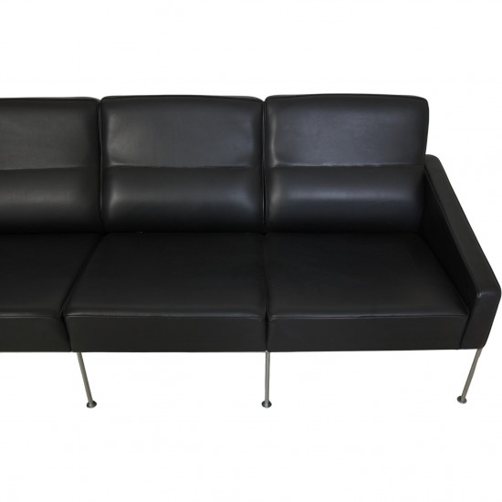 Arne Jacobsen 3304 4.personers lufthavnssofa i sort læder