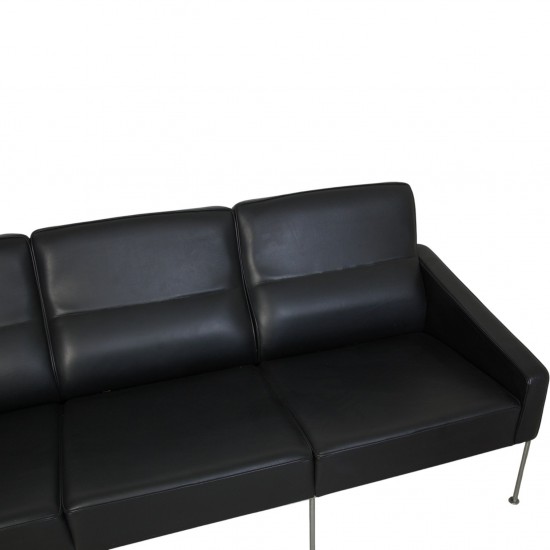 Arne Jacobsen 3304 4.personers lufthavnssofa i sort læder
