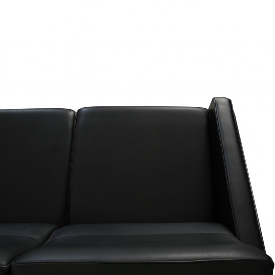 Arne Jacobsen 3304 4.personers lufthavnssofa i sort læder