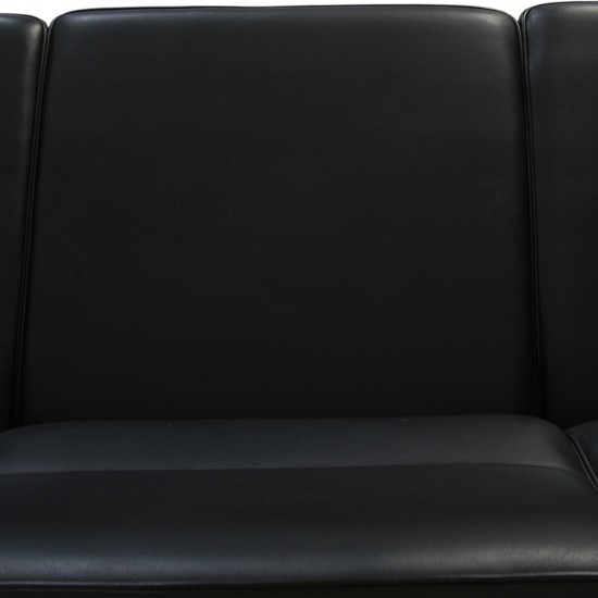Arne Jacobsen 3304 4.personers lufthavnssofa i sort læder