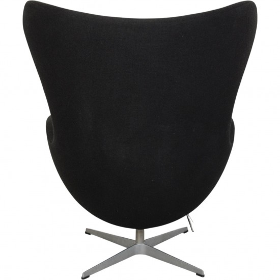 Arne Jacobsen Ægget stol i sort stof