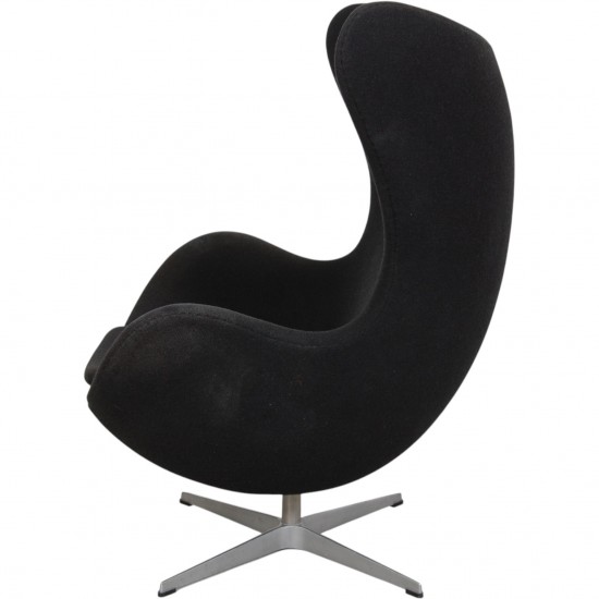 Arne Jacobsen Ægget stol i sort stof