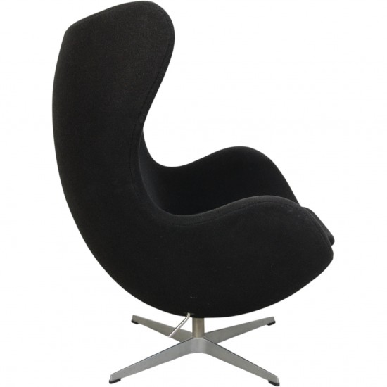 Arne Jacobsen Ægget stol i sort stof