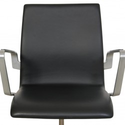 Arne Jacobsen Oxford office chair in black Aura leather