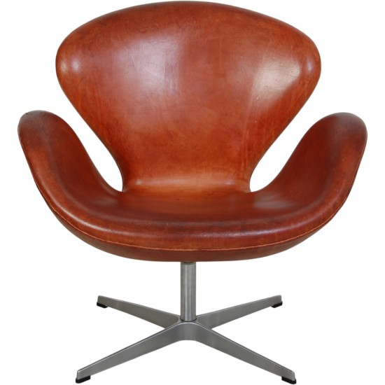 Arne Jacobsen Svane stol i patineret cognac læder