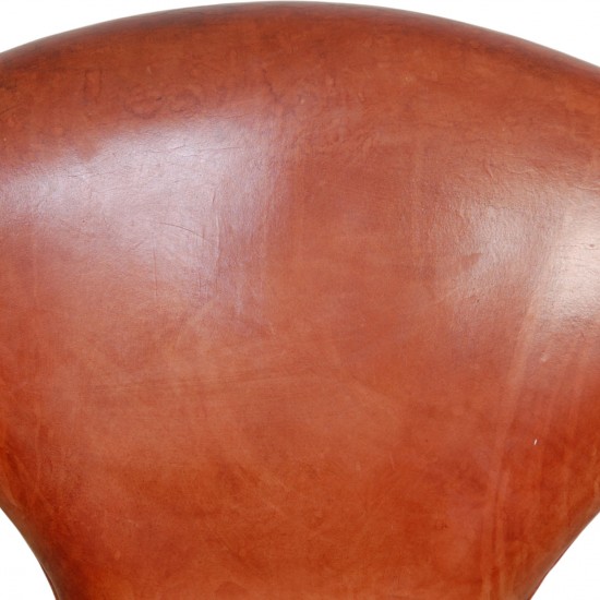 Arne Jacobsen Svane stol i patineret cognac læder