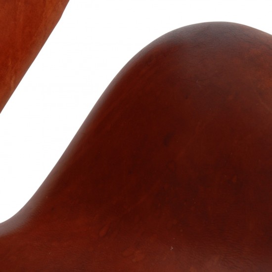 Arne Jacobsen Svane stol i patineret cognac læder