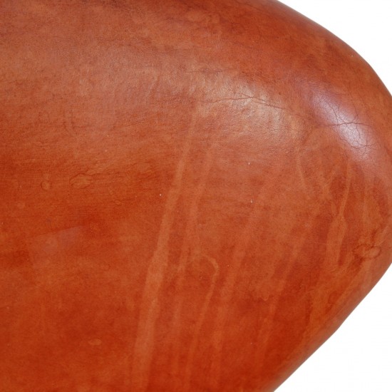 Arne Jacobsen Svane stol i patineret cognac læder