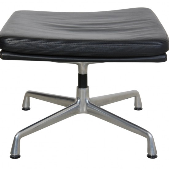 Charles Eames EA223 skammel i sort læder