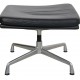 Charles Eames EA223 skammel i sort læder