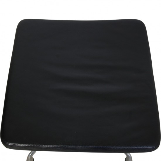 Charles Eames EA223 skammel i sort læder