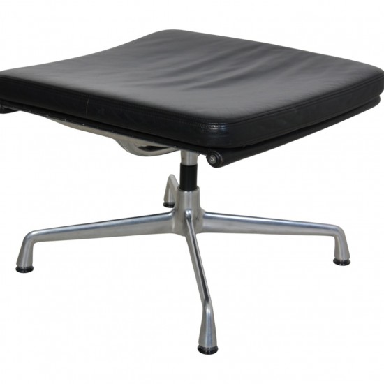 Charles Eames EA223 skammel i sort læder